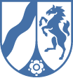 Wappen des Bundeslandes Nordrhein-Westfalen mit einer weißen Wellenlinie für den Rhein auf grünem Hintergrund, einem springenden weißen Pferd auf rotem Hintergrund und einer stilisierten Rose, die das Gebiet Lippe repräsentiert.
