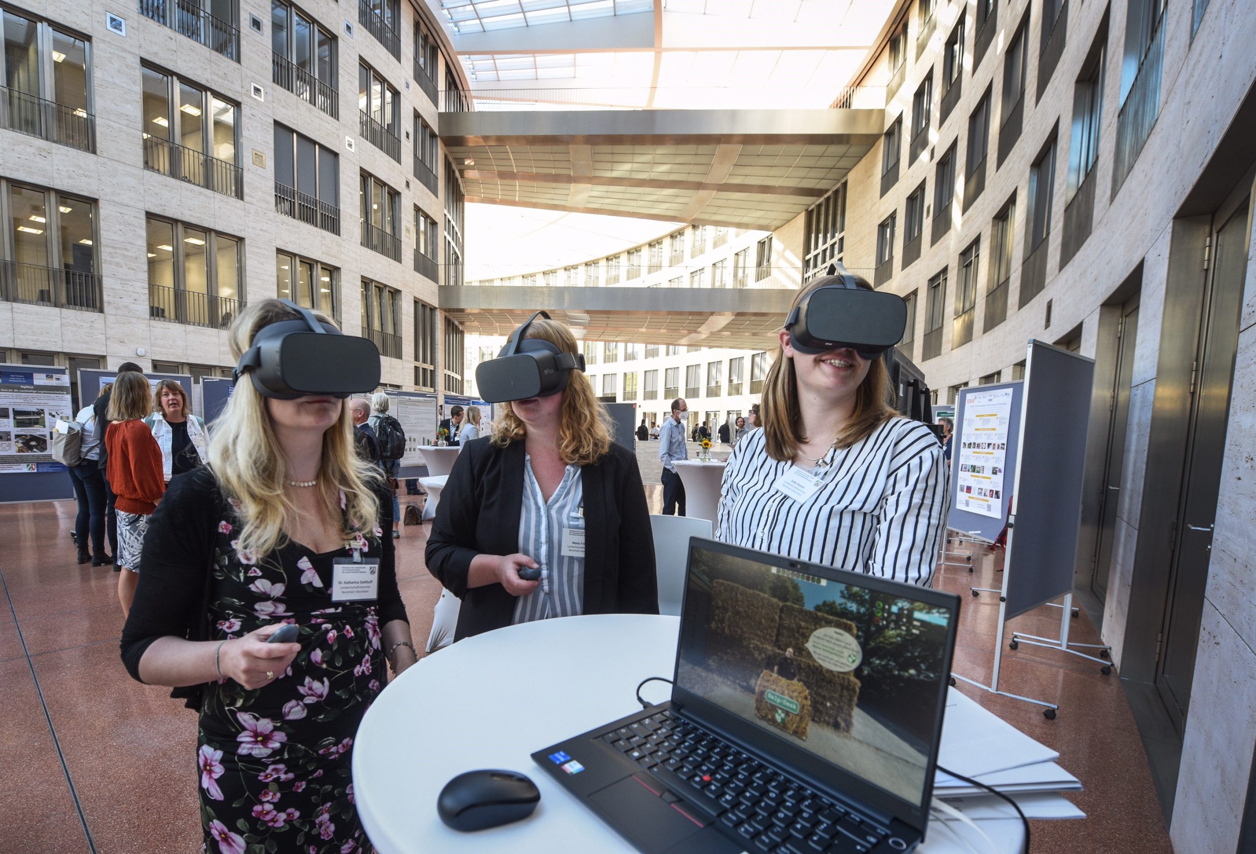 Besucher beim Agrarforschungstag mit Virtual Reality-Brillen