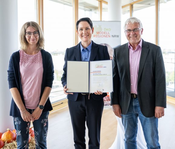 Die Ministerin Silke Gorißen mit Vertretern der beiden Regionen „Münsterland“ und „Mühlenkreis“