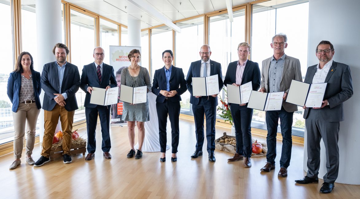 Die Ministerin Silke Gorißen mit Vertretern der beiden Regionen „Münsterland“ und „Mühlenkreis“