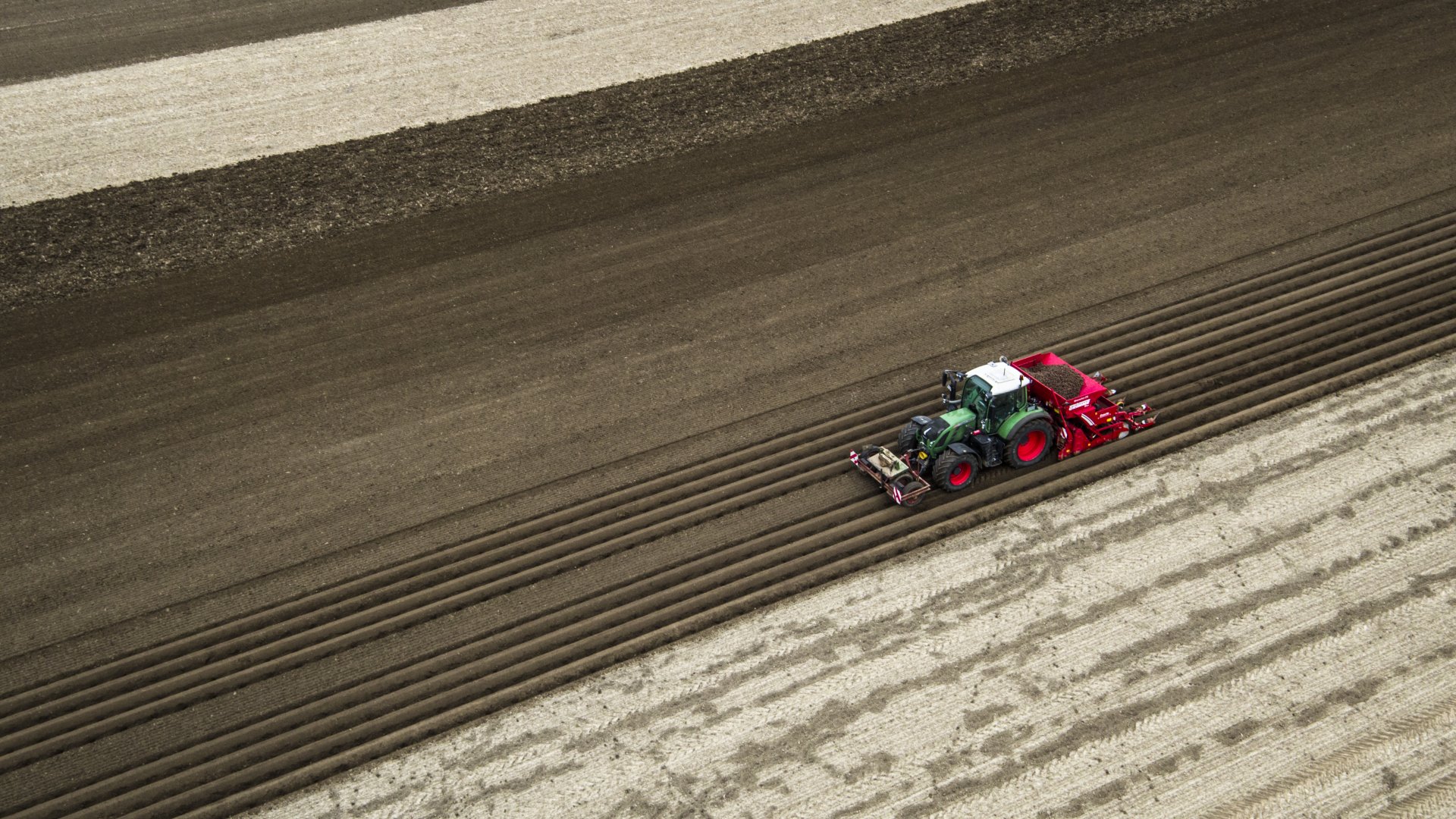 Ein Landwirtschaftliches Fahrzeug bearbeitet ein Feld.