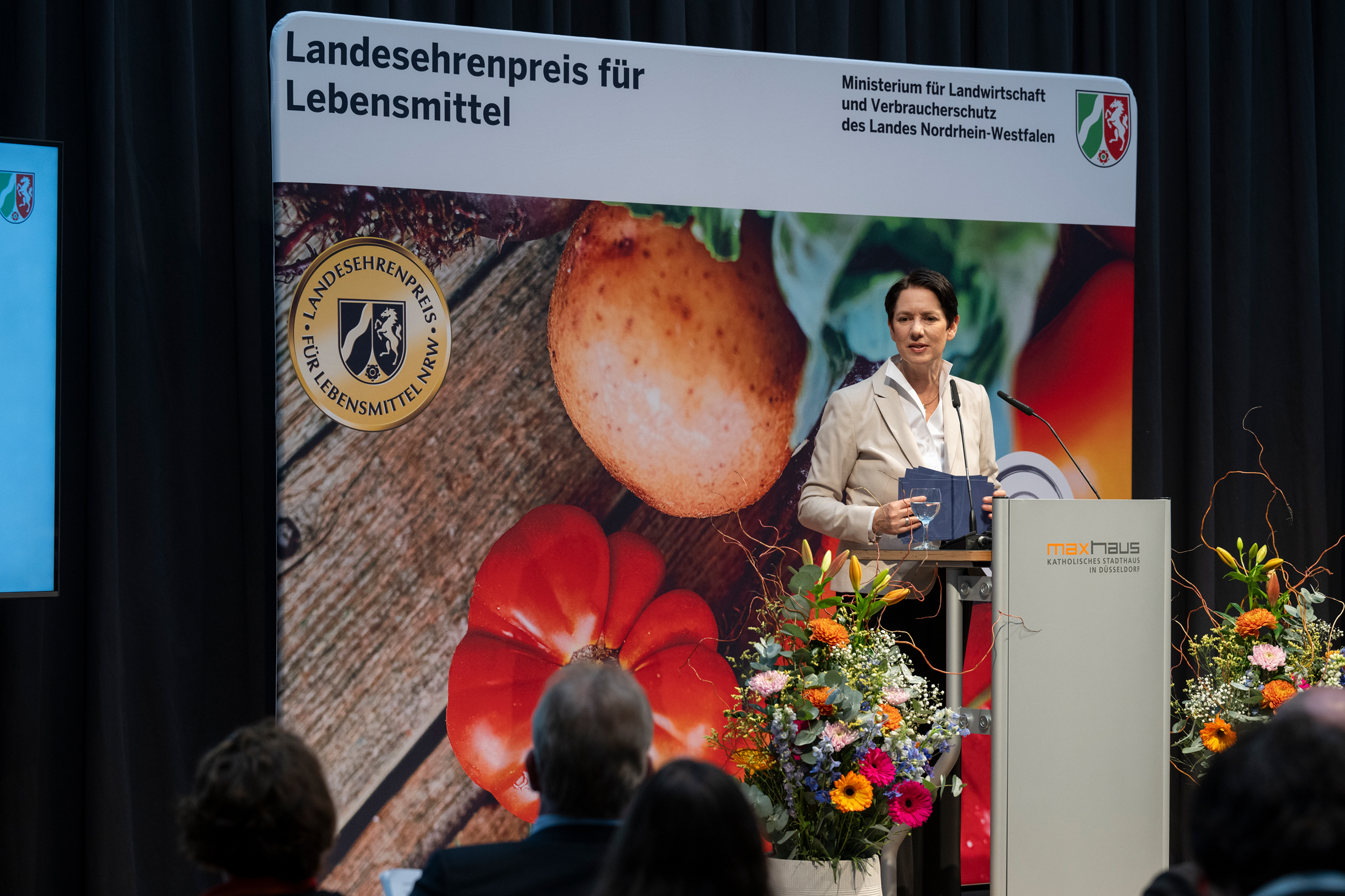 Die Ministerin spricht an einem Rednerpult.