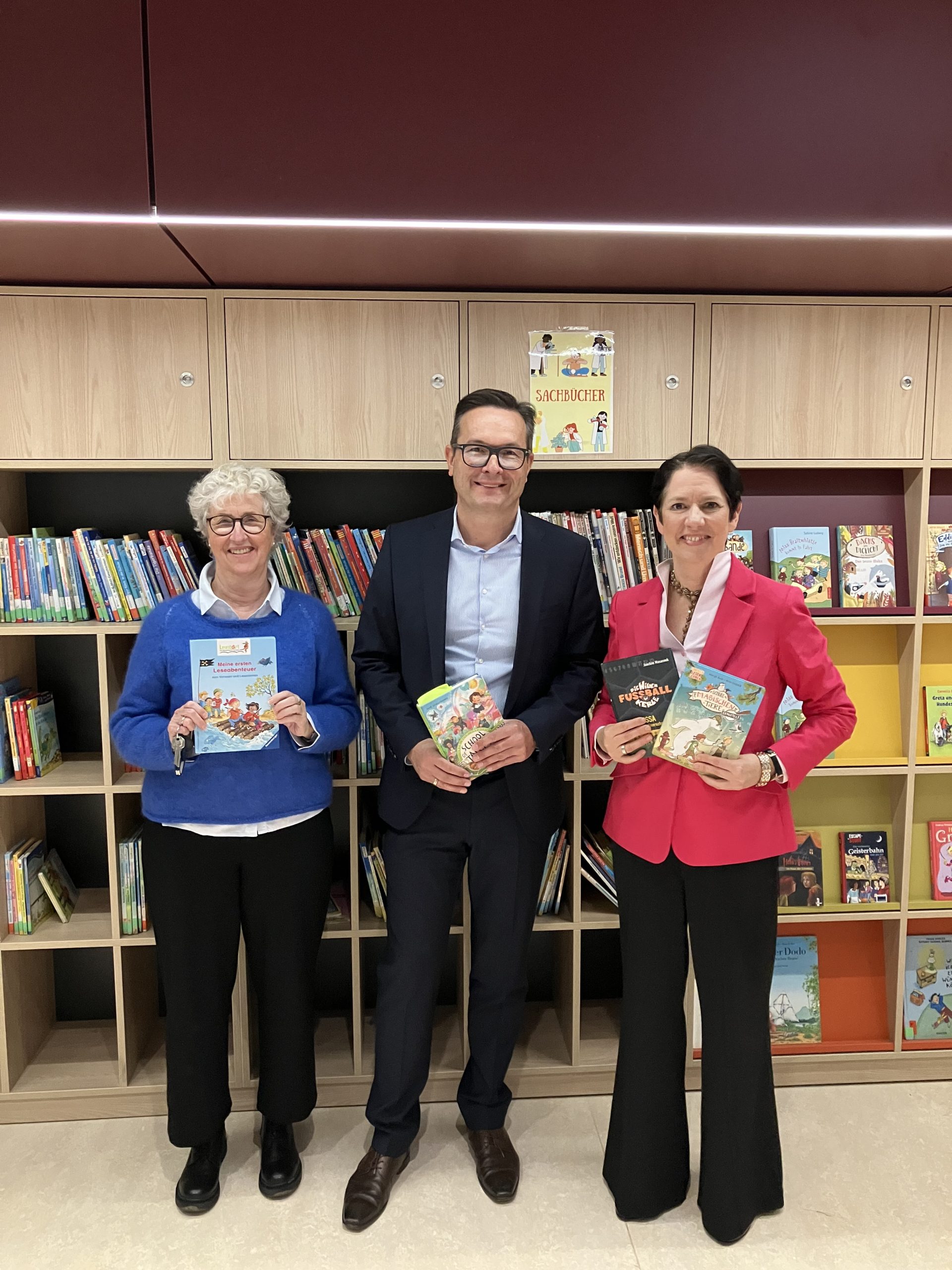 Die Ministerin überreicht Bücher in der Albert-Schweitzer-Gemeinschaftsgrundschule in Geldern.