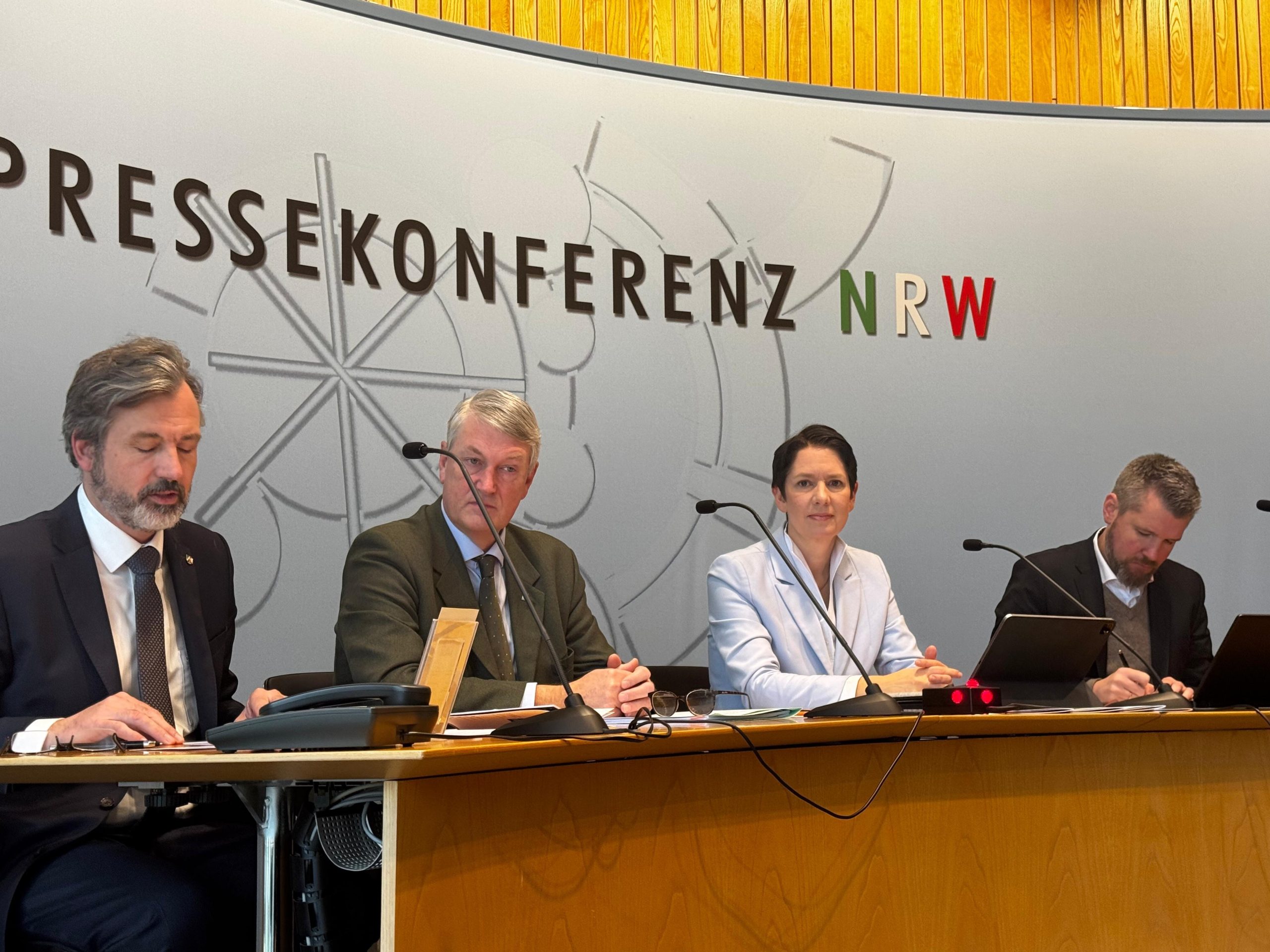 Die Ministerin nimmt mit weiteren Personen an der Pressekonferenz teil.