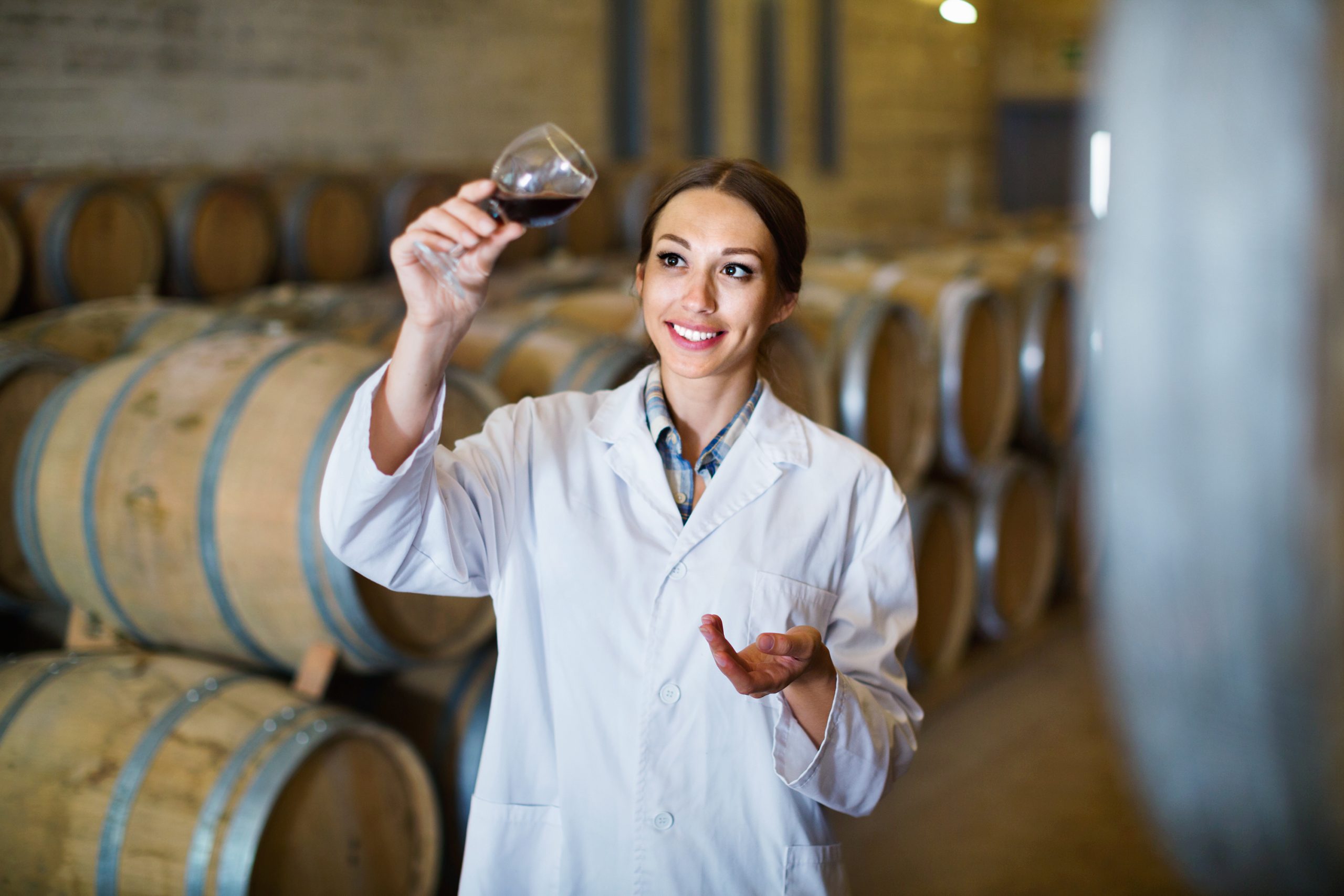 Eine Frau begutachtet Wein.