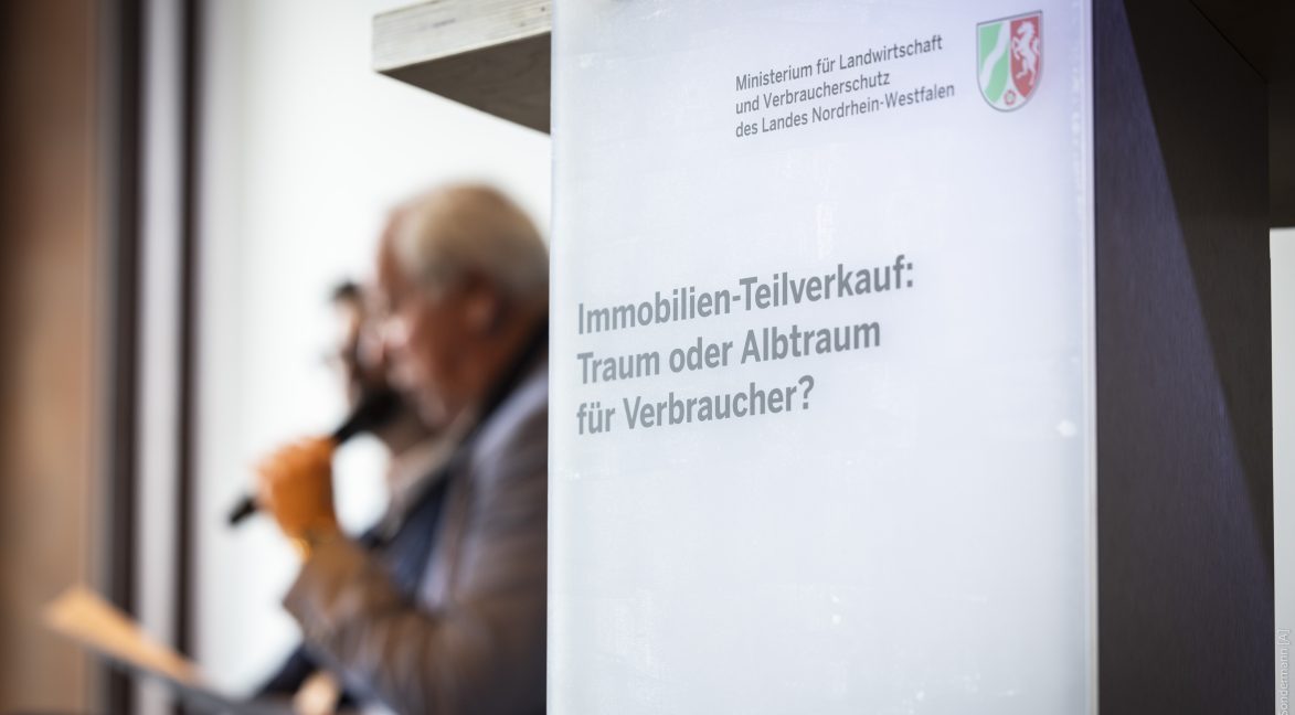 Man sieht den Schriftzug 