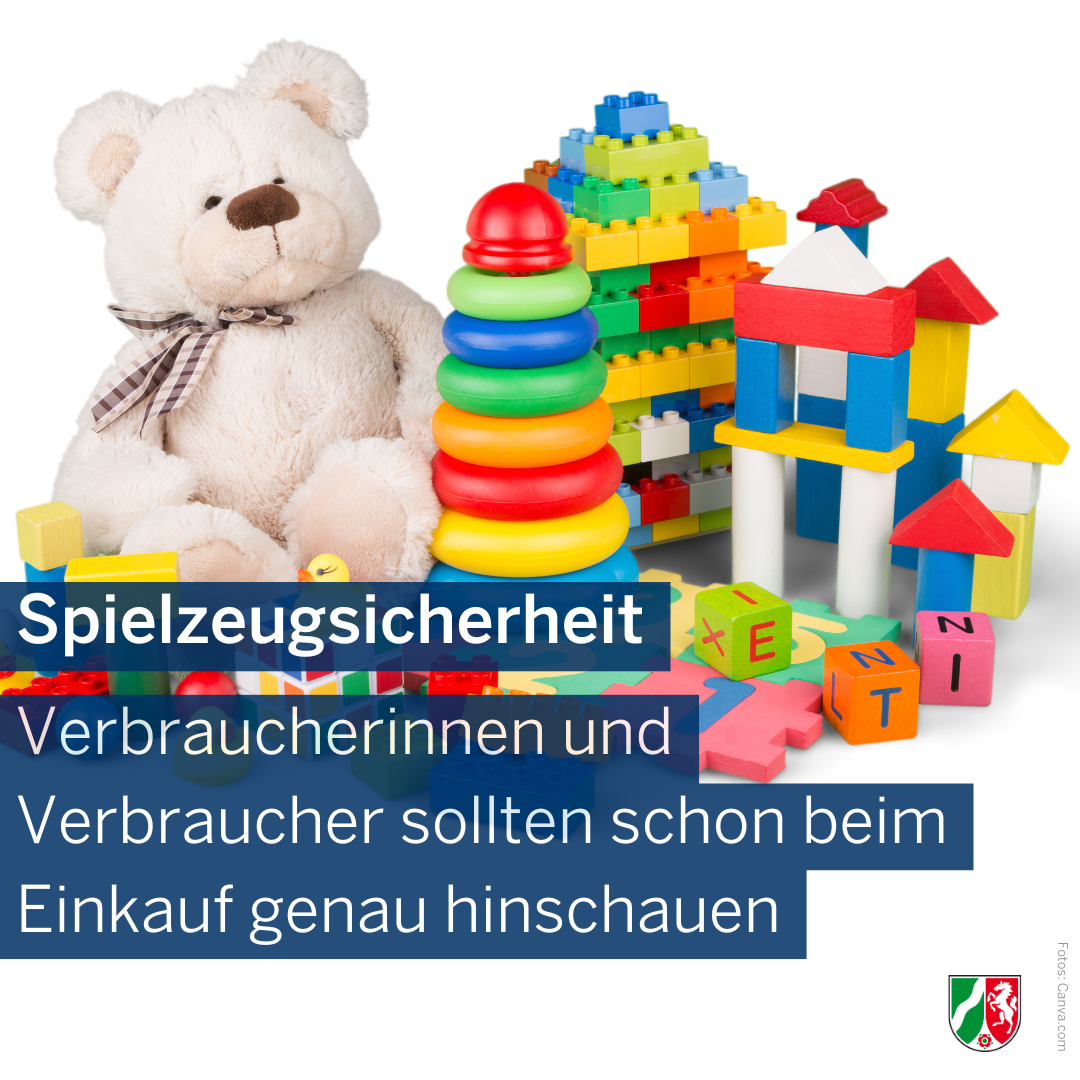 Ein Teddybär sitzt neben anderem Spielzeug. Als Text steht davor: 
