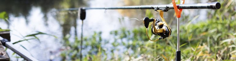 Eine Angel hängt im Wasser.