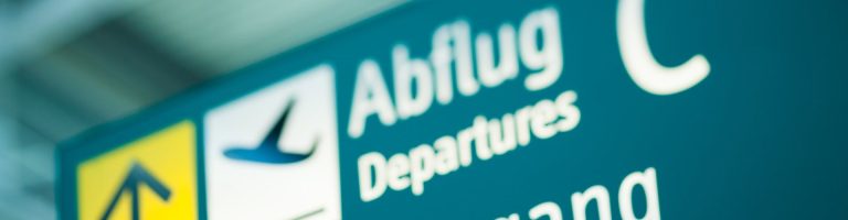 Auf dem Flughafenschild steht 