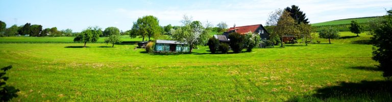 Ein Haus in ländlicher Umgebung.