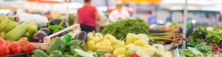 Ein Gemüsestand auf einem Markt
