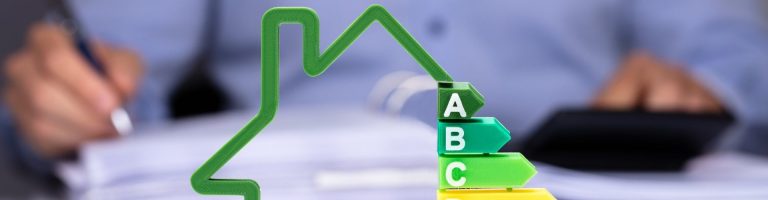Ein Haus, dessen Seitenwand aus den Energieeffizienzklassen besteht.